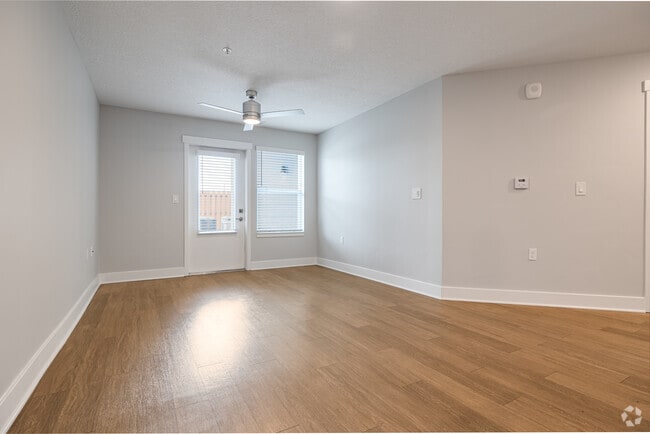 1BR, 1BA - 813SF - Living Room