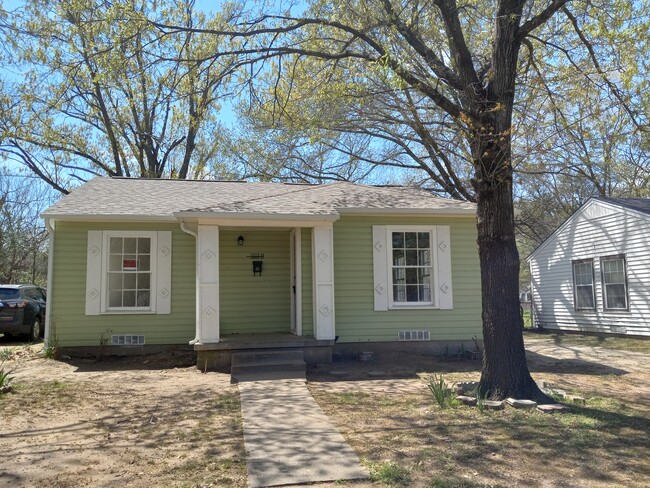 Super cute home in the heart of Corsicana! - 1012 N 23rd St House