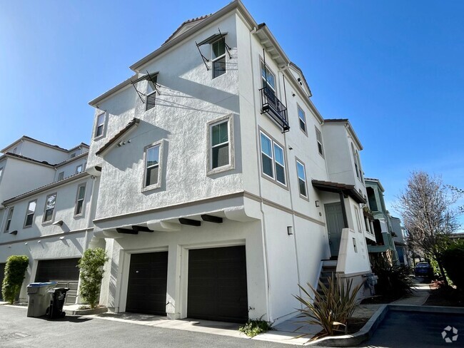 Building Photo - Beautiful Upscale and Modern 2 Bedroom 2 B... Rental
