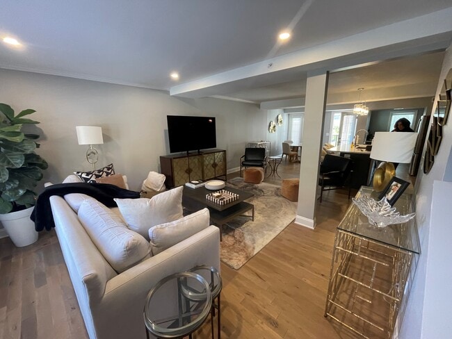 Photo - Plaza Town House