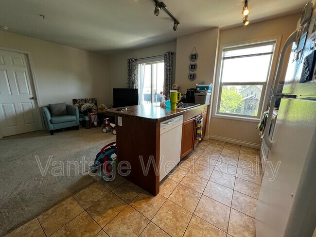 Photo - 402-598 Sutherland Ave