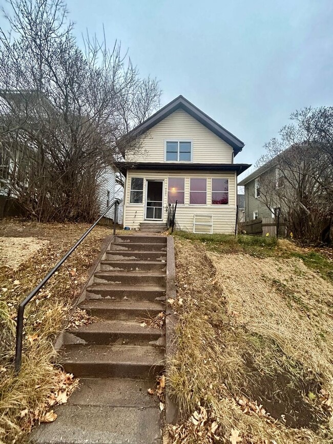 Building Photo - 906 North 6th Ave E Unit #2 (Upper)