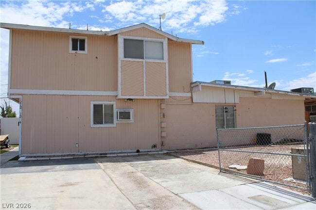 Building Photo - 1212 E Phillips Ave Unit A