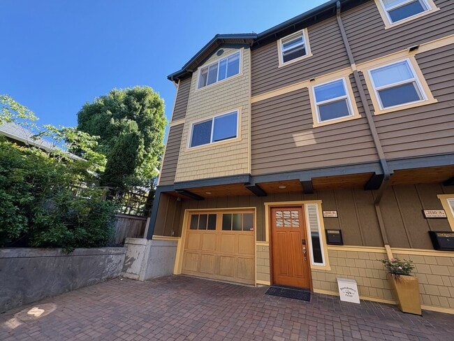 Building Photo - Queen Anne Townhome