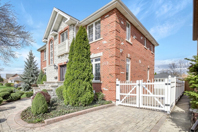 8105 N Oconto Ave