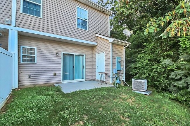 End Unit 3BD/2.5BA Townhome in Mill Creek!