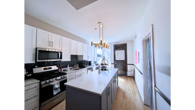 Photo - Amazing North Center 3 Bed / 1 Bath Unit Ready 4/2026! Hardwood Floors Throughout! Unit 2