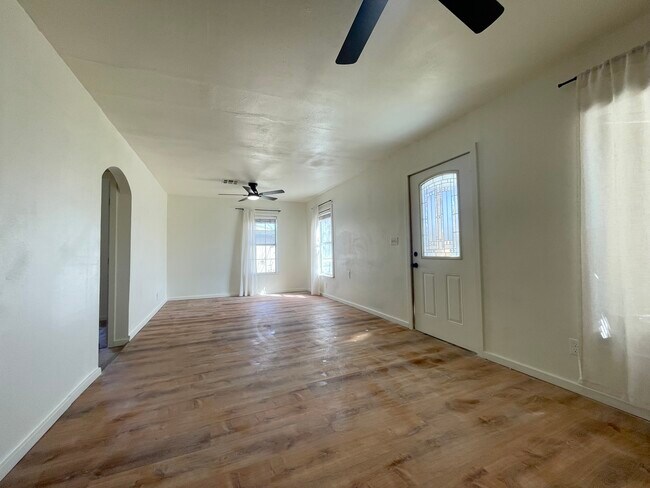 Photo - 209 W 2nd St