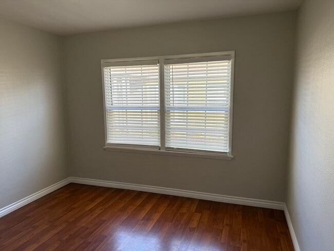 Building Photo - 1213 W Victory Blvd