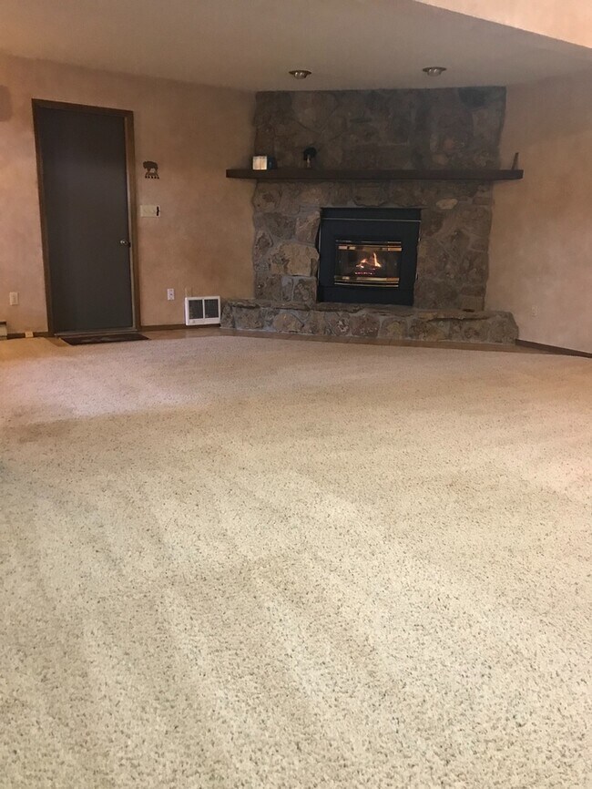 3 bed, 2 bath home with a 2 car garage Rental House Rental in Casper, WY