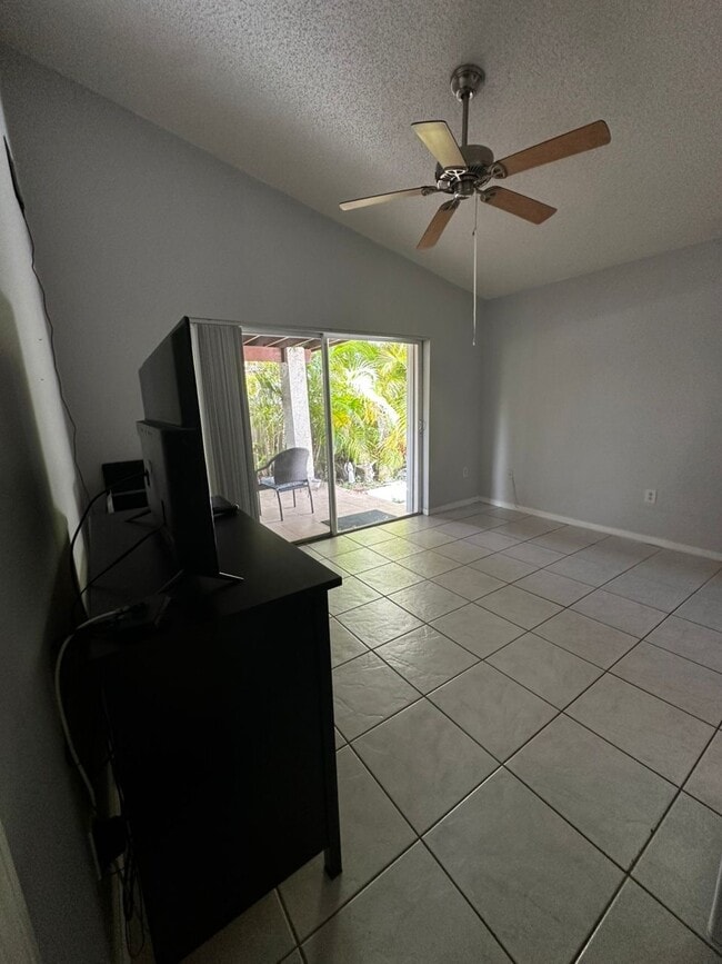 Building Photo - 14811 SW 141st Ter Unit Efficiency