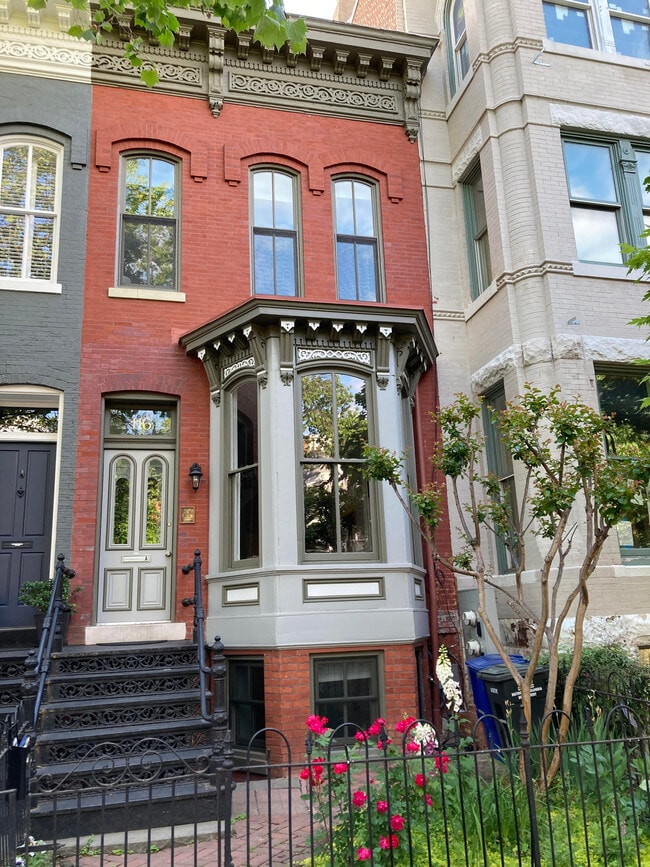 Building Photo - 116 4th St NE Unit B