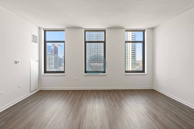 Photo - 373 N Desplaines St