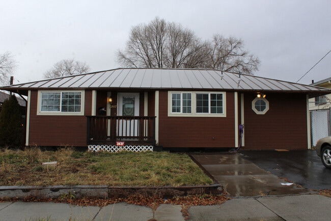 Photo - 2437 Darrow Ave