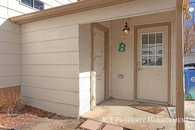Building Photo - 2108 6th St Unit B Rental