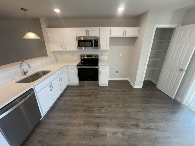 Photo - 1005 Peony Ln