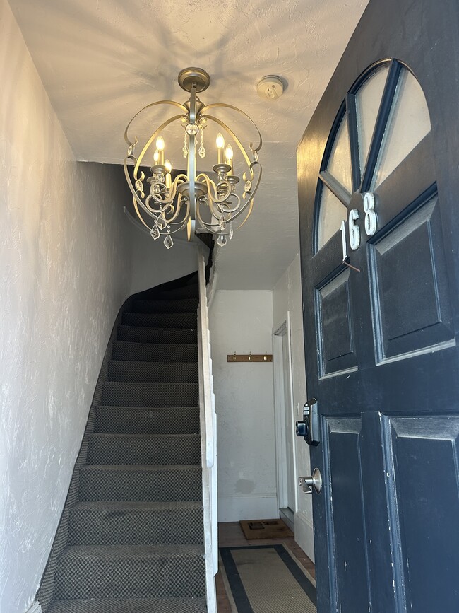 Building Photo - 168 W 6th St Unit #2 Rental