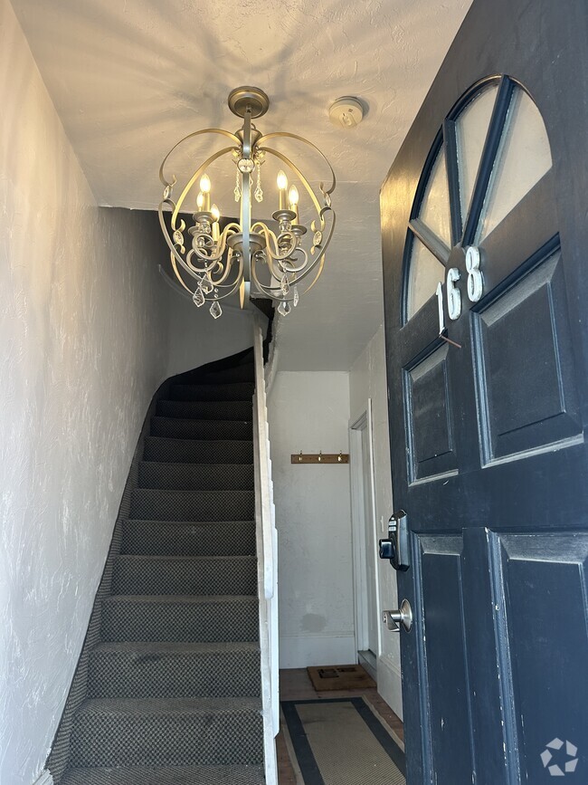 Building Photo - 168 W 6th St Unit #2 Rental