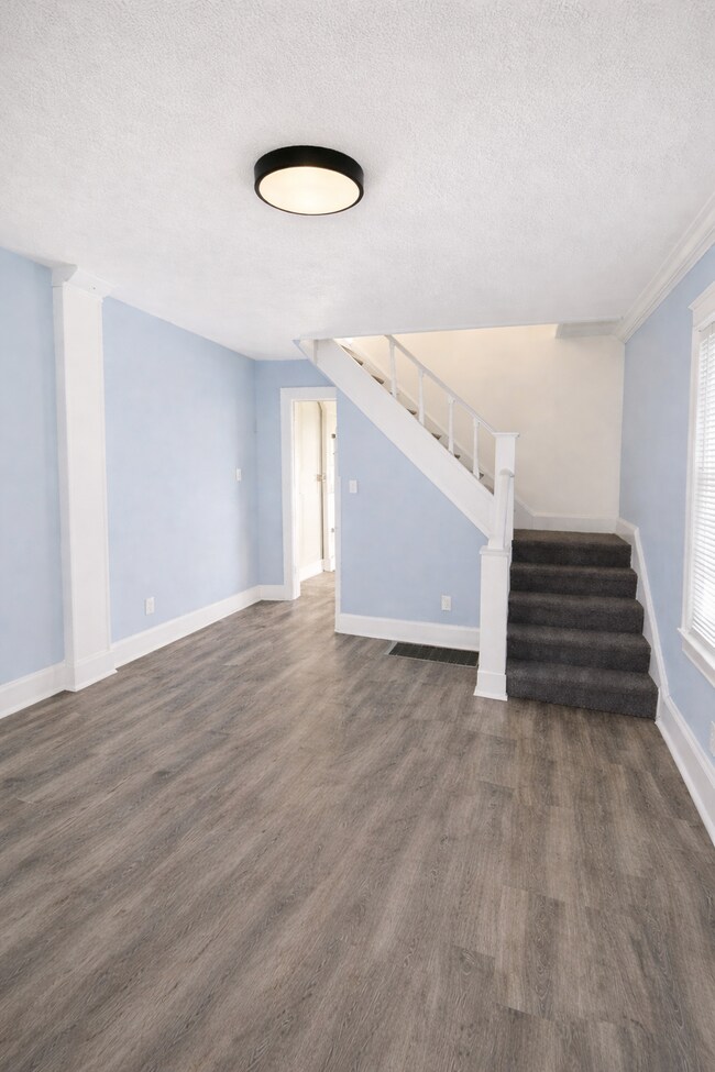 Photo - 833 W 27th St