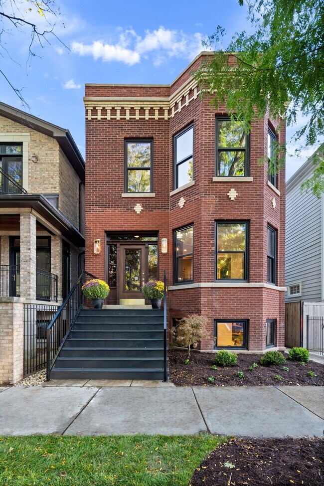 Building Photo - 1747 W Cornelia Ave Unit 1