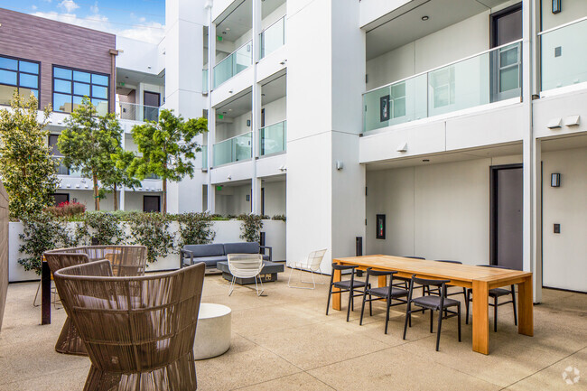 Courtyard Dining - The SW by CLG Rental