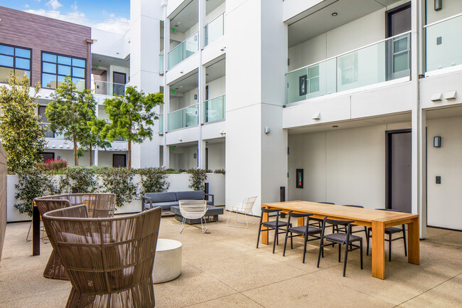 Courtyard Dining - The SW by CLG Apartments