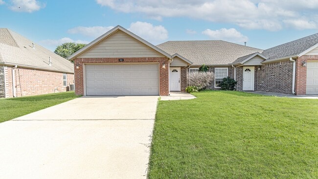 Building Photo - Jones - 261-263 Copper Oaks Dr Unit 261