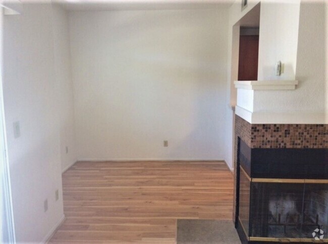 Building Photo - Single Level - 1 Bedroom Home with 1 Car G...