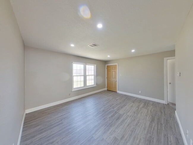 Photo - 1921 N Garland St Unidad 1921