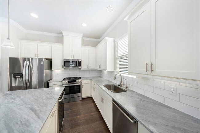 Photo - 420 W 28th St