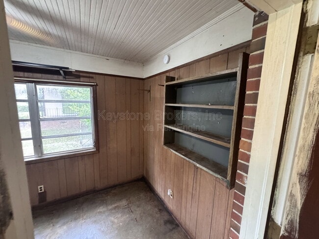Photo - 2106 Knightsbridge Rd