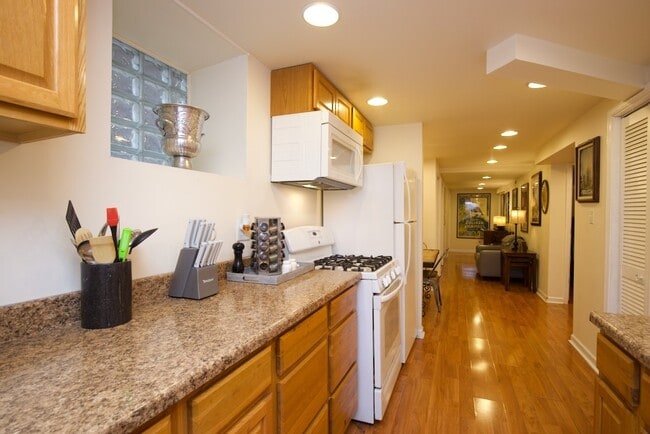 Building Photo - 919 W Newport Ave Unit J03P