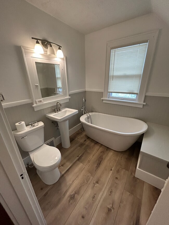 Photo - 4562 Charles St