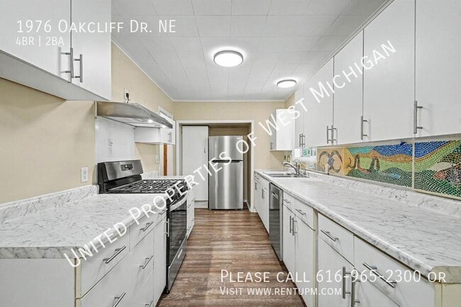 Photo - 1976 Oakcliff Dr NE