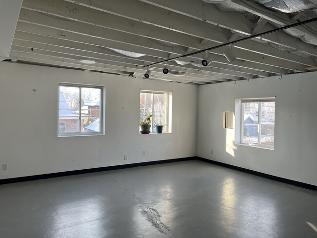 Building Photo - 5701 NW Radial Hwy Unit White Wall Studio