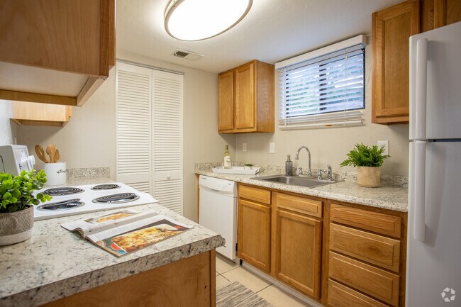 1BR, 1BA - 660SF Dogwood - Kitchen - Silver Creek Apartments | 1-3 Bedroom Apartments in Gainesville, FL