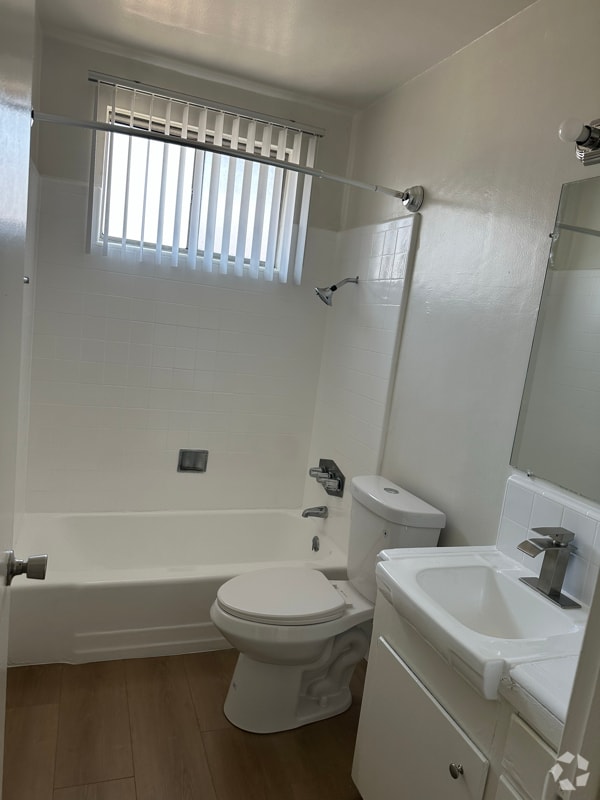 Building Photo - 8200 Owensmouth Ave Unit 1-9 Rental