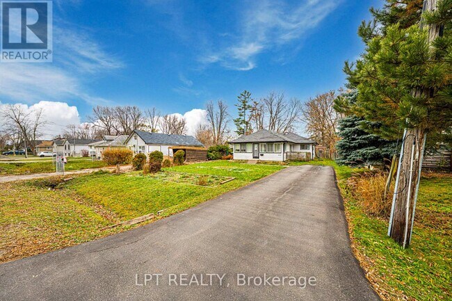 Photo - 206 Bayview Ave