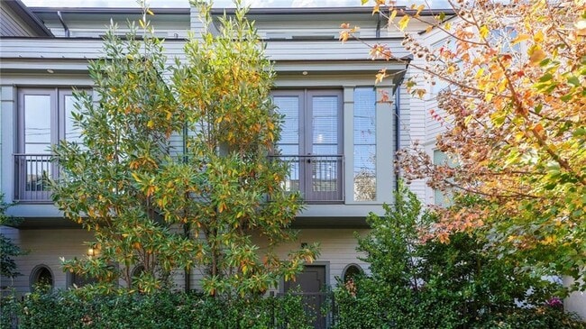 Photo - 689 Fraser St SE