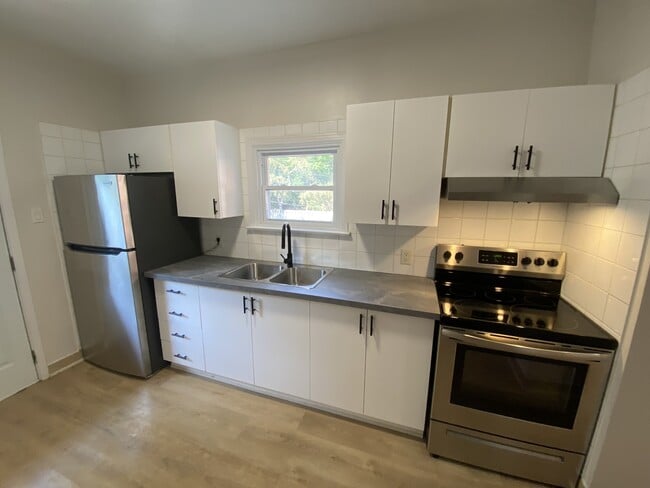 Building Photo - 162 Ivy Crescent