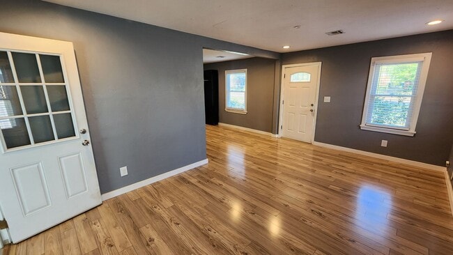 Photo - Beautiful 2 bedroom house with granite and central heat and air