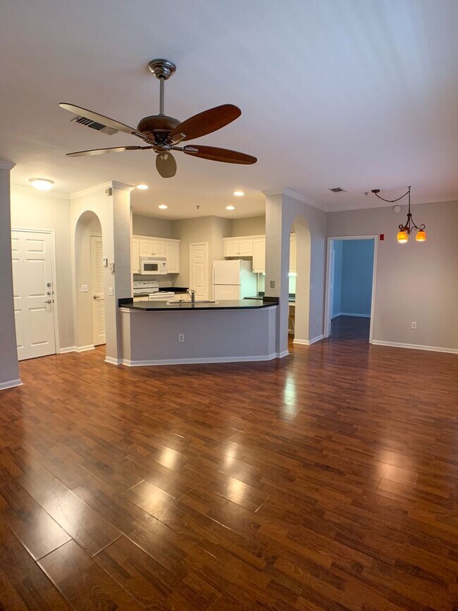 Photo - New listing 2/2 with pool view