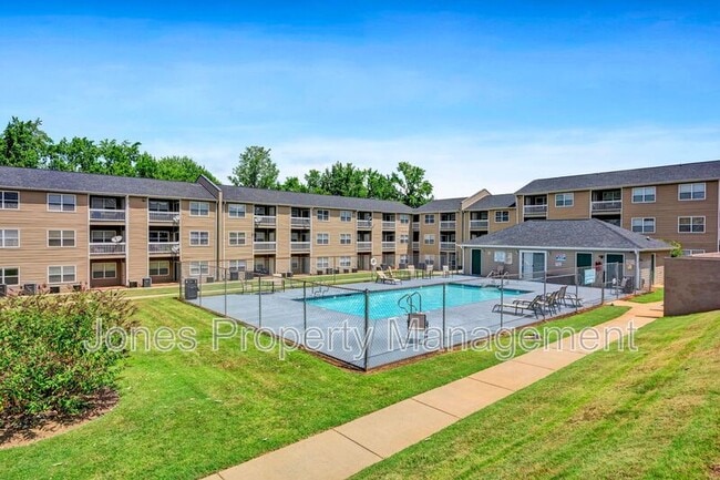 Photo - 305 Country Club Dr NE