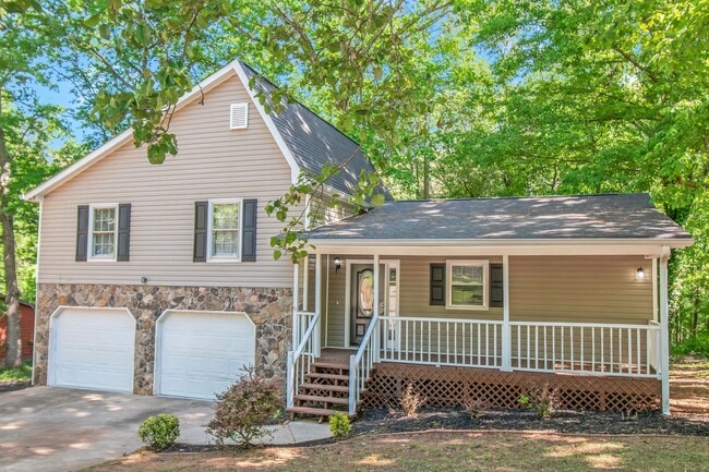 Building Photo - Beautiful 3-bedroom 2 bath home on a good-sized lot!