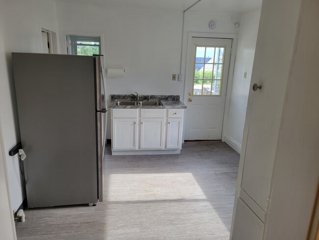 Kitchen 2 - 2410 W 4th St Unit Upper