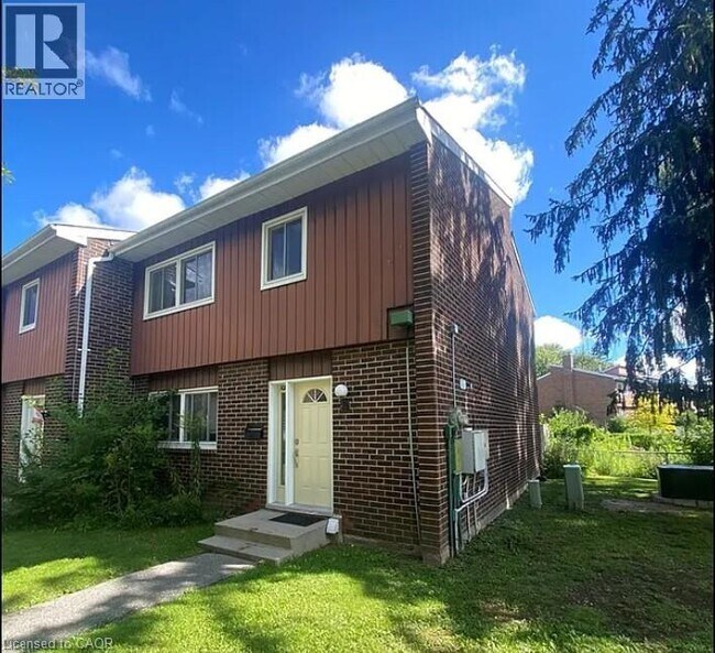 Photo - 121 University Ave E