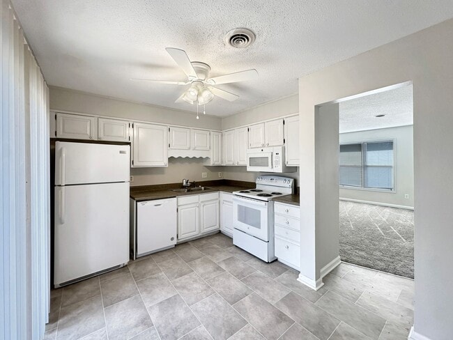 Photo - Charming, 2 bedroom apartment for rent!