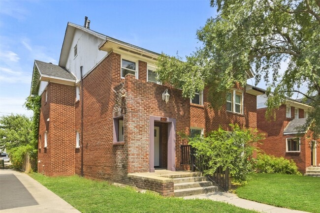 Building Photo - 420 W Clay St Rental