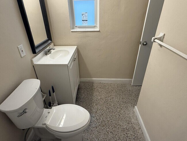 Photo - 1118 N H St Unit 7