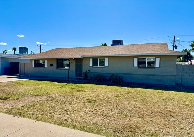 Photo - Spacious 4bdm 2Ba Tempe Home with New Kitchen and a Pool!